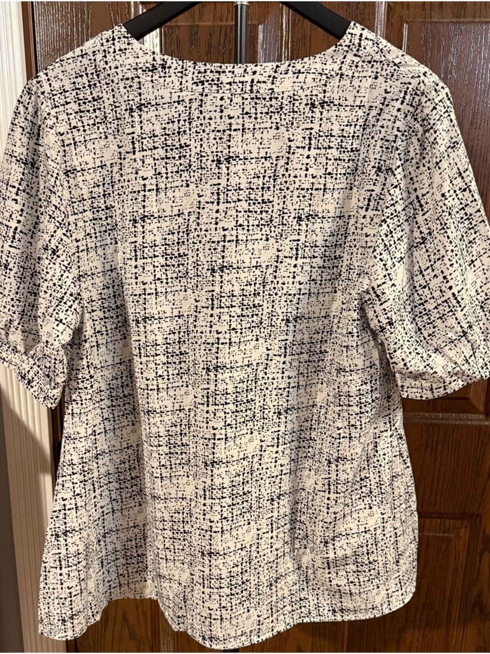 BloomChic Black and White Patterned V-Neck Top - Picture 4 of 6